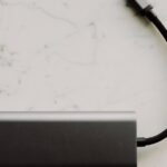 Die Sockelleiste wird zur Stromschiene: 24‑V-DC-Bus für Licht, Sensoren und modulare Mini-Steckdosen