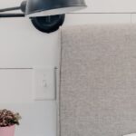 Die atmende Kopfteilwand 2.0: Lehm + PCM + Akustik für tieferen Schlaf ohne Klimaanlage