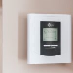 Lehm-Sitzbank mit PCM-Kassetten: Das unsichtbare Wärmespeicher-Möbel für Wohnzimmer und Flur