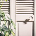 Hygromöbel 2.0: Regale und Wandpaneele aus Lehm, Pflanzenkohle und Zeolith regulieren das Raumklima ohne Strom